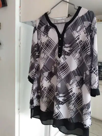 TUNIIQUES ET BLOUSE LARGE ET XL EN EXCELLENTE CONDIITON  5$CH., View more