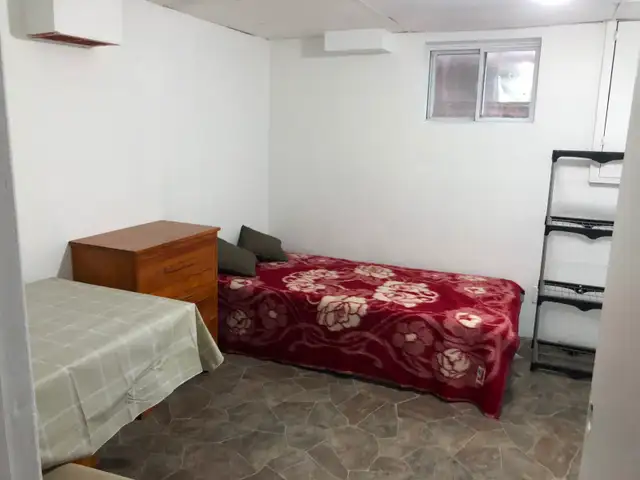 BRIGHT ROOM BASEMENT-1min TO PLAZA STEELES AND BATHURST NEAR BUS