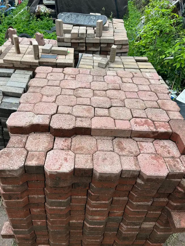 •KeyHole Pattern Unistone Paver ONLY $1 each • in Other in Owen Sound - Image 8