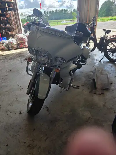 2022 kawasaki voyager 1700cc with only 3500km. Still a new bike. Stereo, cruise control, luggage bag...