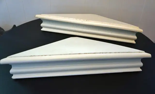 Pair of Wooden Corner Shelves with Moulding in Home Décor & Accents in City of Toronto - Image 2