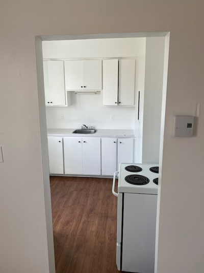 Appartement 3 1/2 Renover, Repaint et Tres Propre à Louer sur le Troisieme étage; Frigidaire, Cuisin...