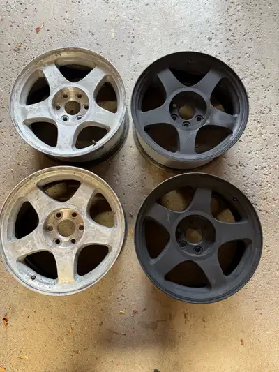 Selling an unifinished project I started 6x139.7 bolt pattern 20x9 rim size Came off a 2009 chev ava...
