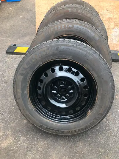 Production date 2021..Used for one winter only ..Excellent condition..Michelin snow -ice 225 65 17 b...