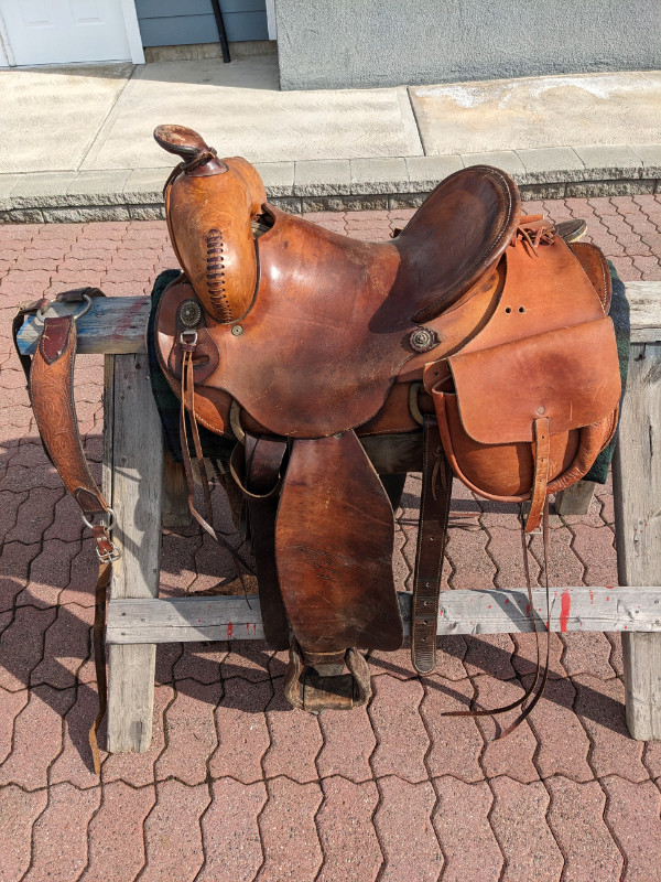 SADDLE FOR SALE in Equestrian & Livestock Accessories in Kamloops