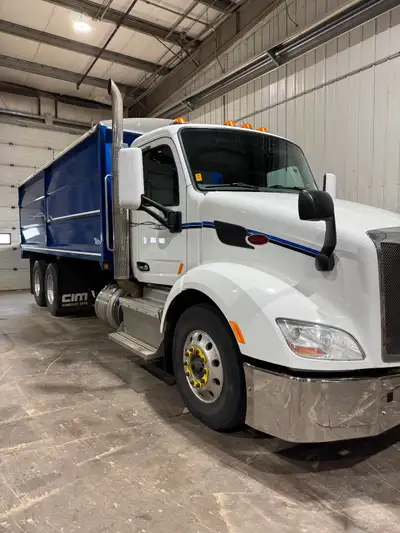 2016 Peterbilt 579 – 321,809 km • 2024 CIM 20'9" Grain Box with Michel's remote control for tarp, ho...