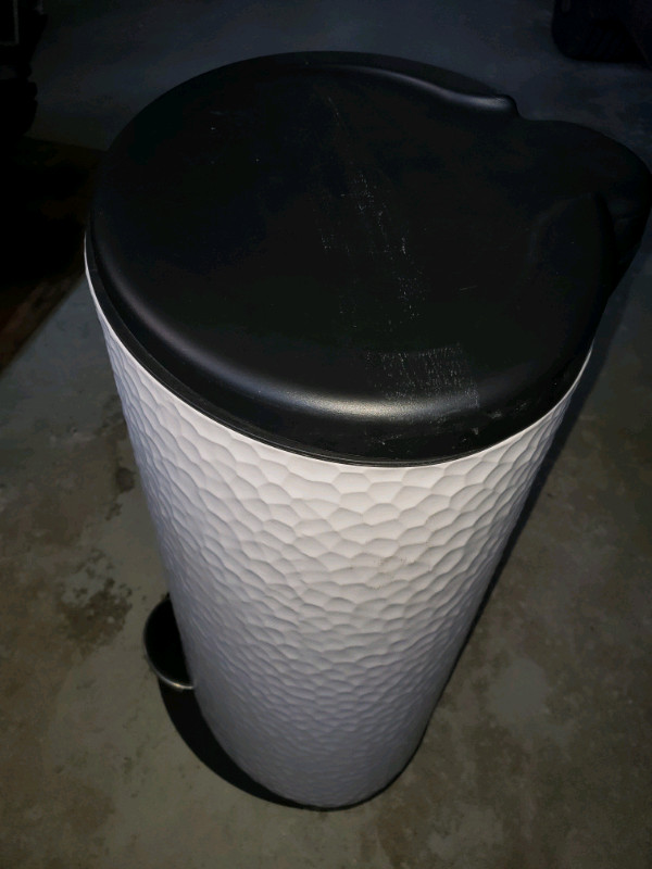 Trash can 24inches by 15 inches  in Garage Sales in Mississauga / Peel Region - Image 2
