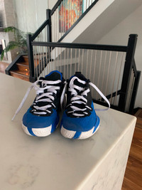 Boys Air Jordan sneakers like new - Size 3.5 US