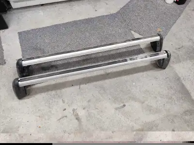 Selling a set of used Audi roof racks designed for the 2008-2015 Q7 model, these racks are in good w...