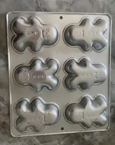 Cake pans 5$ each Castle Nordic ware $20