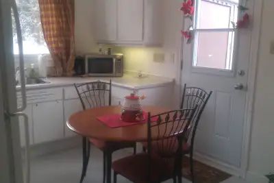 LOGEMENT NON FUMEUR POUR RÉSIDENTS QUI NE FUMENT PAS. 4 ÉLECTROS INCLUS: CUISINIÈRE, RÉFRIGÉRATEUR,...