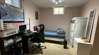 A very Large, bright and furnished room is available for rent in prime Mississauga location with pub...