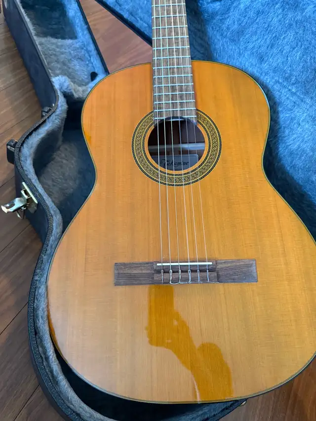 CLASSICAL GUITAR TAKAMINE C132S with Hard Case in Guitars in City of Montréal - Image 4
