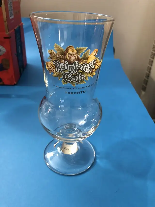 Rainforest Cafe Toronto collectible hurricane Glass$18 in Arts & Collectibles in Markham / York Region - Image 2