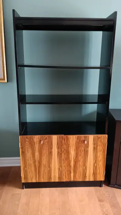 Bibliothèque Noire et brune fait en bois solide: Hauteur: 64" (ou 162.5 cm) Largeur: 32" (ou 81 cm)...