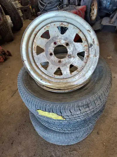 4 roues pour remorque trailer 14 pouces avec trois pneus info Steve 514 498 8585