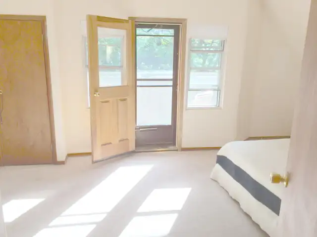 Private Sunny Loft with Balcony Near Bloor and Spadina (Util IN)63826904884867121