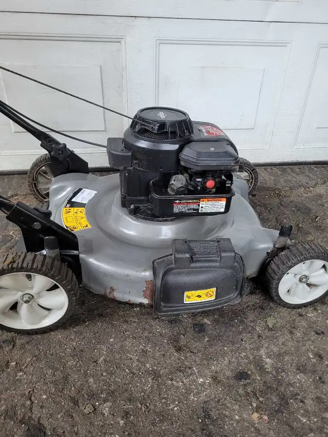 Yard machines push mower  in Lawnmowers & Leaf Blowers in Kitchener / Waterloo - Image 4