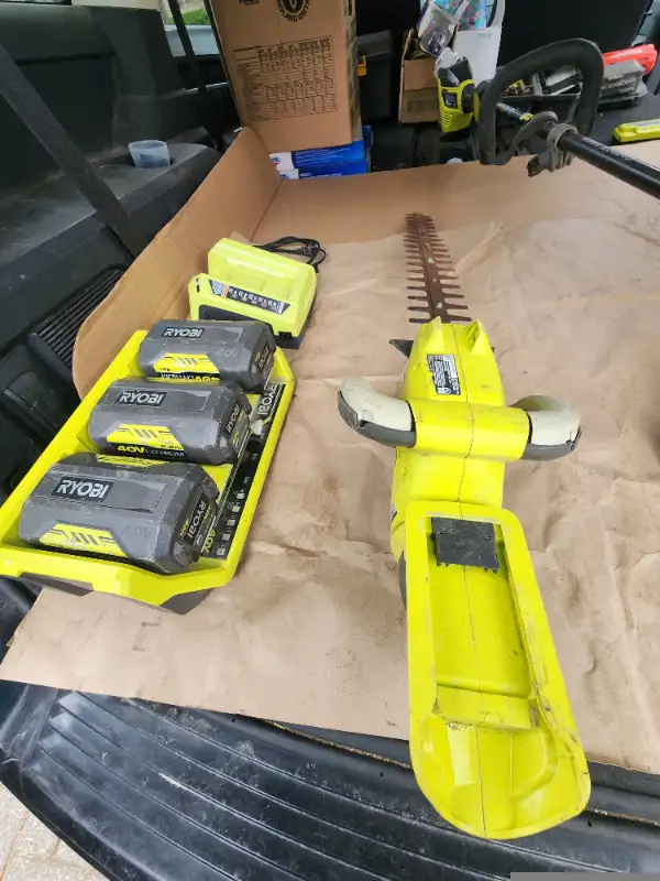 RYOBI 40V 24-inch Lithium-Ion Cordless Hedge Trimmer (Tool Only) in Outdoor Tools & Storage in Windsor Region - Image 4