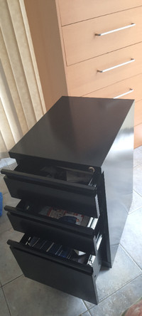 File Cabinet - 3 drawers (movable with lock)