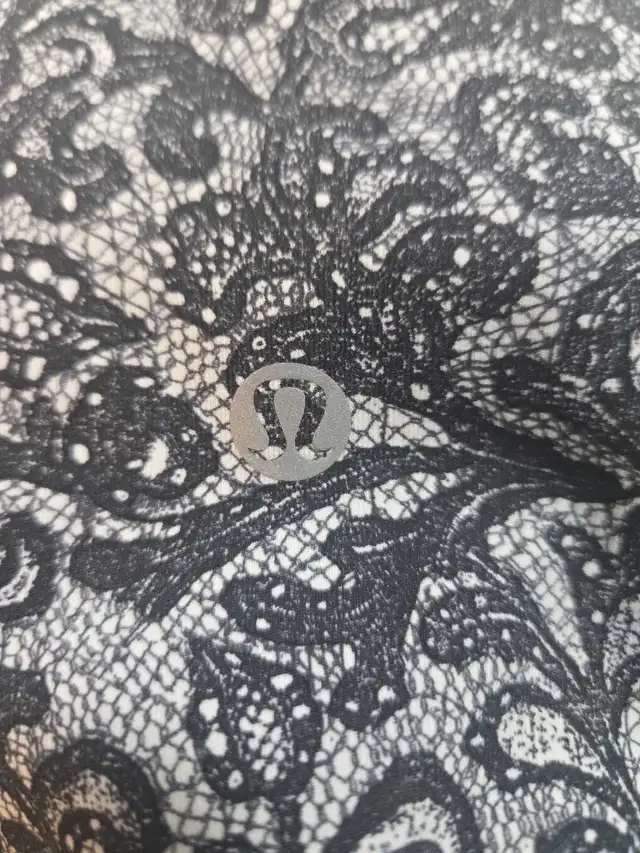 2 pair Lululemon size 8 in Women's - Bottoms in London - Image 3