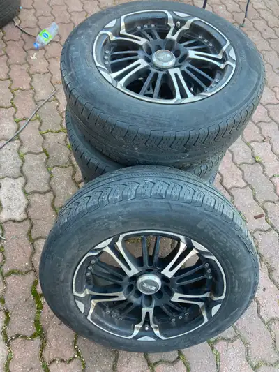 a vendre 4 pneus d'été de marque PIRELLI sur MAG universel 195/65/15 en très bonne condition.