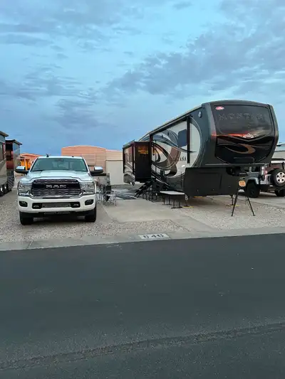 Experience the pinnacle of luxury and comfort with the 2018 Keystone Montana 3720RL, with full body...