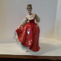 Royal Doulton Figurine Fair Lady HN 2832