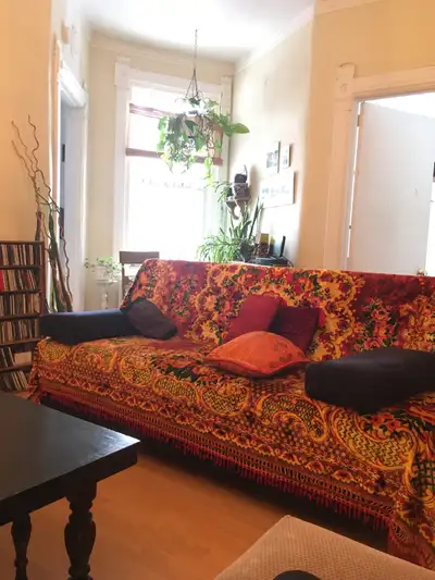 Bonjour ! Une petite chambre ensoleillée sera libre dès le 1 juillet dans mon 6 ½ dans la Petite-Pat...