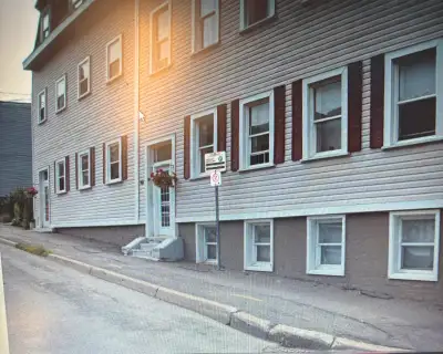 Large 2 Bedroom Apartment, Uptown $1200.