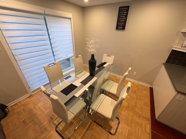 Table à manger avec chaises – Excellent état dans Mobilier de salle à manger et cuisine  à Ville de Montréal