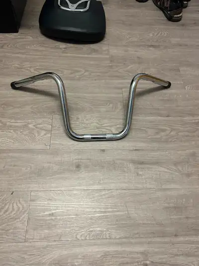 Guidon moto Harley Davidson 10 pouces de haut 1 pouce diamètre neuf ,Poignée, jamais installé