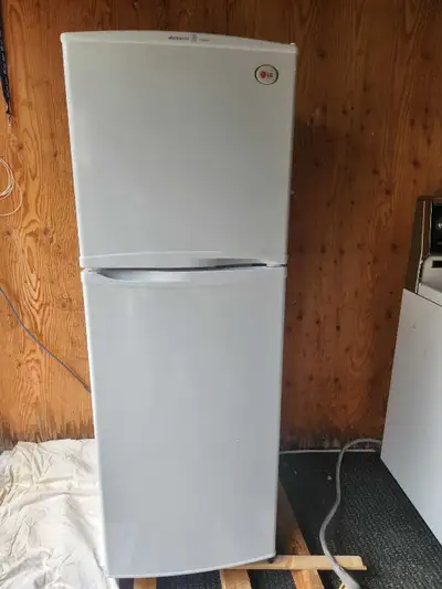Petit frigo avec congélateur 22 po de largex48 hauteur Très propre, Facile d'accès Info 819 678-3380