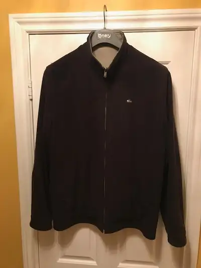 Stylish brown designer wool coat with smooth checkered lining - Fits size 42 / 44. Domes on cuffs. B...