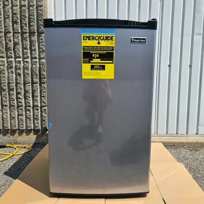 Mini-Fridge 4.4 pi³ aspect acier inox section congélateur NEUF, View more