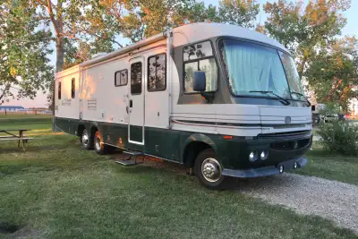 *SALE PENDING Till FEB.20/26* 1997 Fleetwood Pace Arrow, 37' foot, new tires this year, 460 engine,...