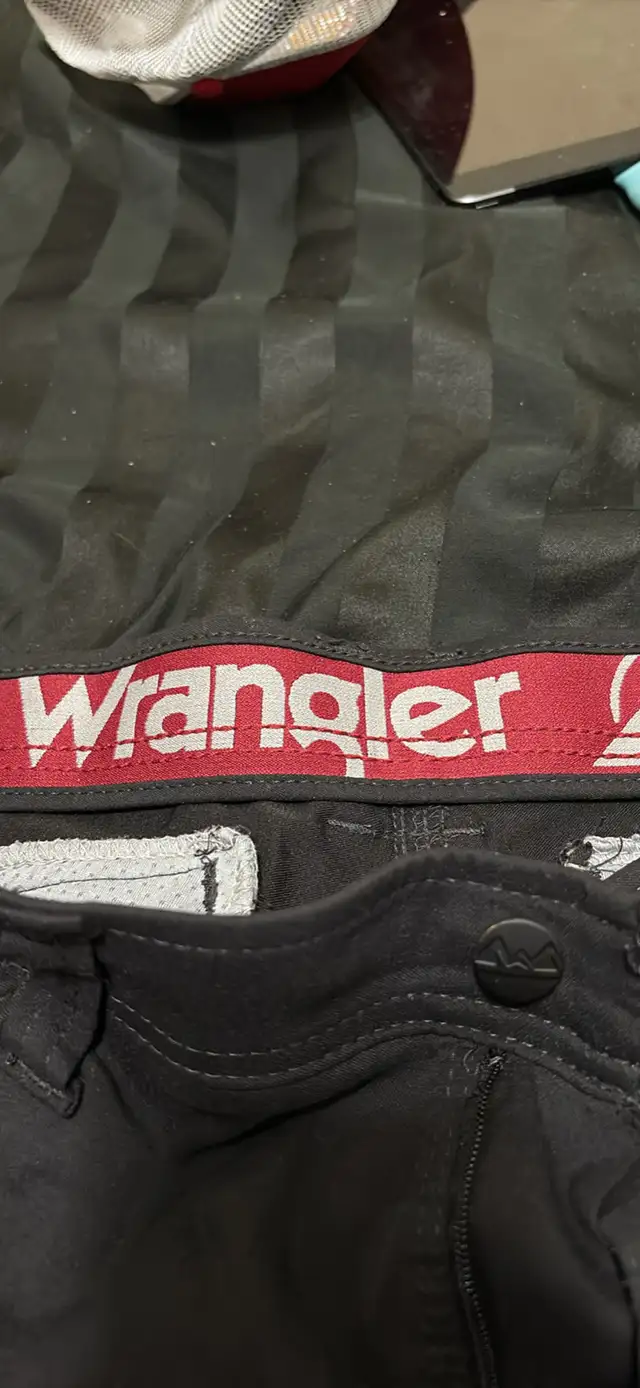 Men’s32x30 Wrangler pants in awesome condition62863261440642123