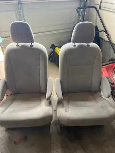These are used Toyota Sienna middle row seats, perfect for replacing worn or damaged seats in your m...