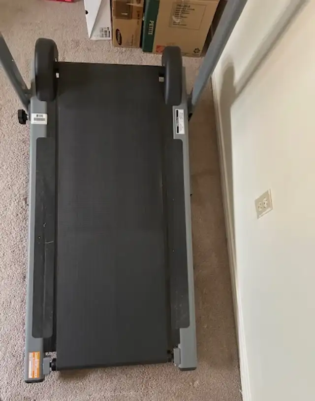 Treadmill in Exercise Equipment in Markham / York Region - Image 4