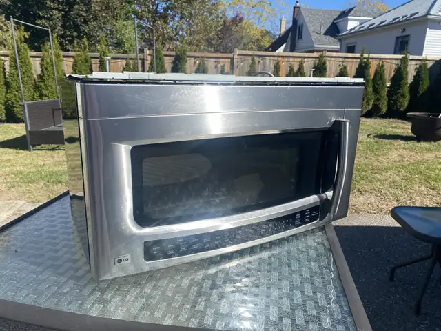 LG Stainless Steel Microwave in Microwaves & Cookers in Kitchener / Waterloo - Image 2