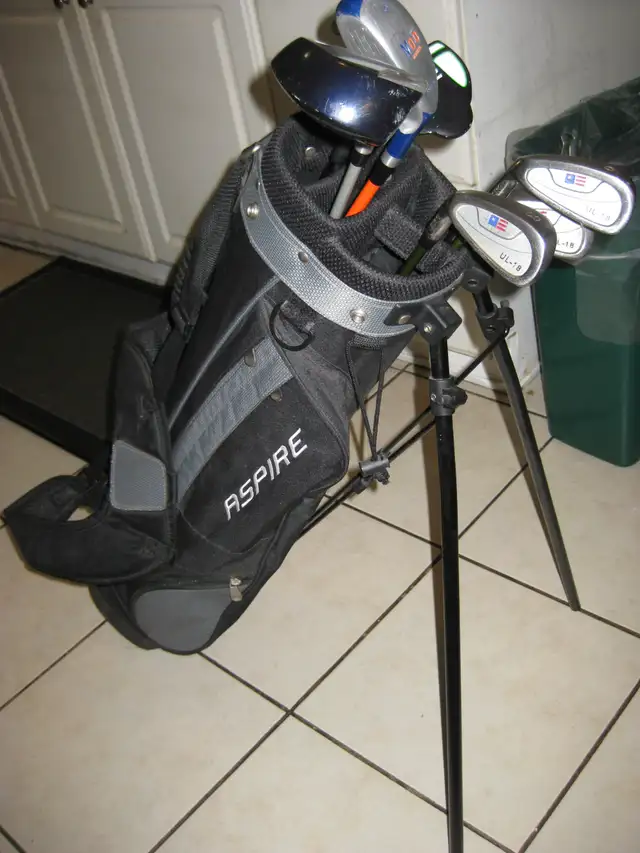 BOYS / GIRLS GOLF SET, AGE 9 TO 12 , LEFT HAND in Golf in Mississauga / Peel Region - Image 4