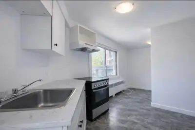 Appartement entièrement rénové à louer !** 2 ½ L'appartement est équipé d'appareils électroménagers...