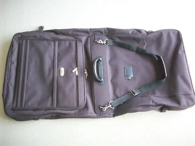 valise pour robe/ habit de voyage  Skyuary comme neuve in Men's in Laval / North Shore - Image 2