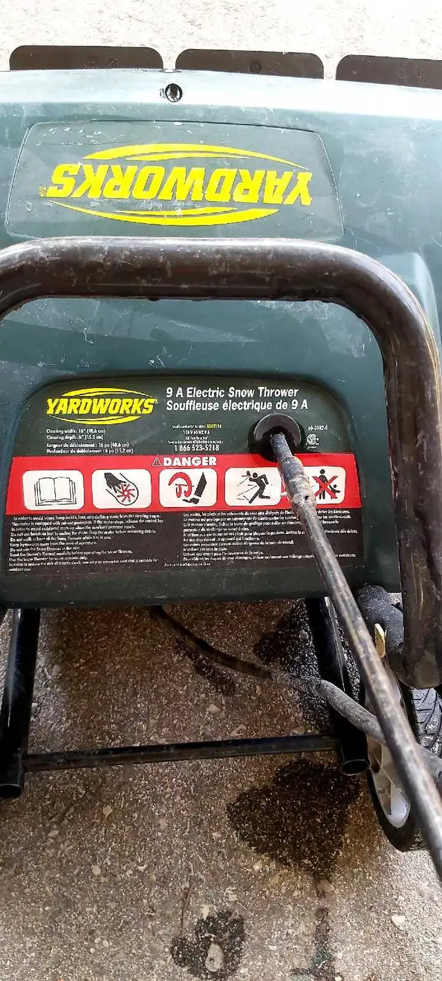 Yardworks Electric Snow Thrower Blower 9A 16" in Snowblowers in City of Toronto - Image 4
