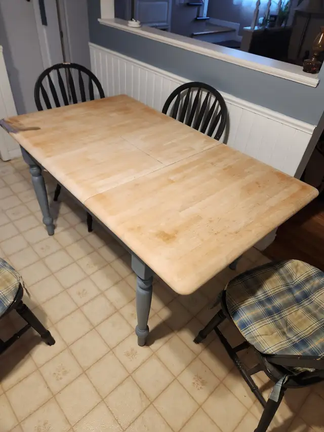 Kitchen table in Dining Tables & Sets in Moncton - Image 4