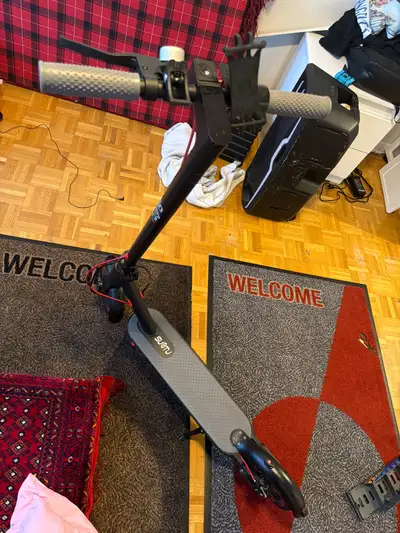This SUOTU electric scooter is a reliable, pre-owned commuter companion perfect for navigating city...
