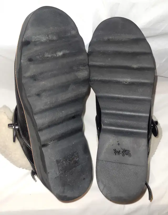 Womens Laurentian Chief Mukluks / Coach Shearling hiker Boots in Women's - Shoes in Red Deer - Image 9
