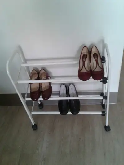Voici une étagère à souliers pratique et compacte, parfaite pour organiser vos chaussures! Cette éta...