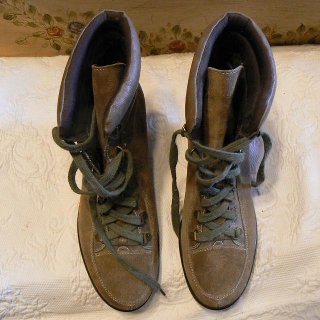 Brown Suede Boots Aerosole dans Femmes - Chaussures  à Ouest de l’Île
