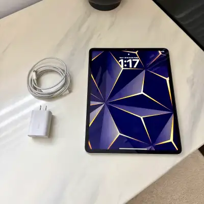 Selling M2, 1TB, 16GB RAM, IPad Pro 12.9", 6th Generation, Wifi + Cellular in beautiful Space Grey C...